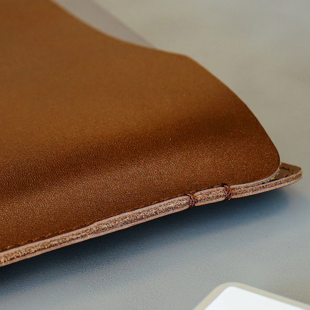 Macbook sleeve in signature leather 1